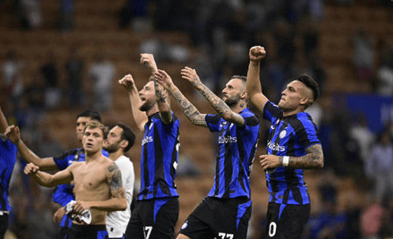 意甲风云再起！国际米兰4-0横扫科莫，齐沃战术大胜法布雷加斯夺榜首（意甲再起波澜：国米4-0击溃科莫，齐沃战术完胜法布雷加斯登顶榜首）