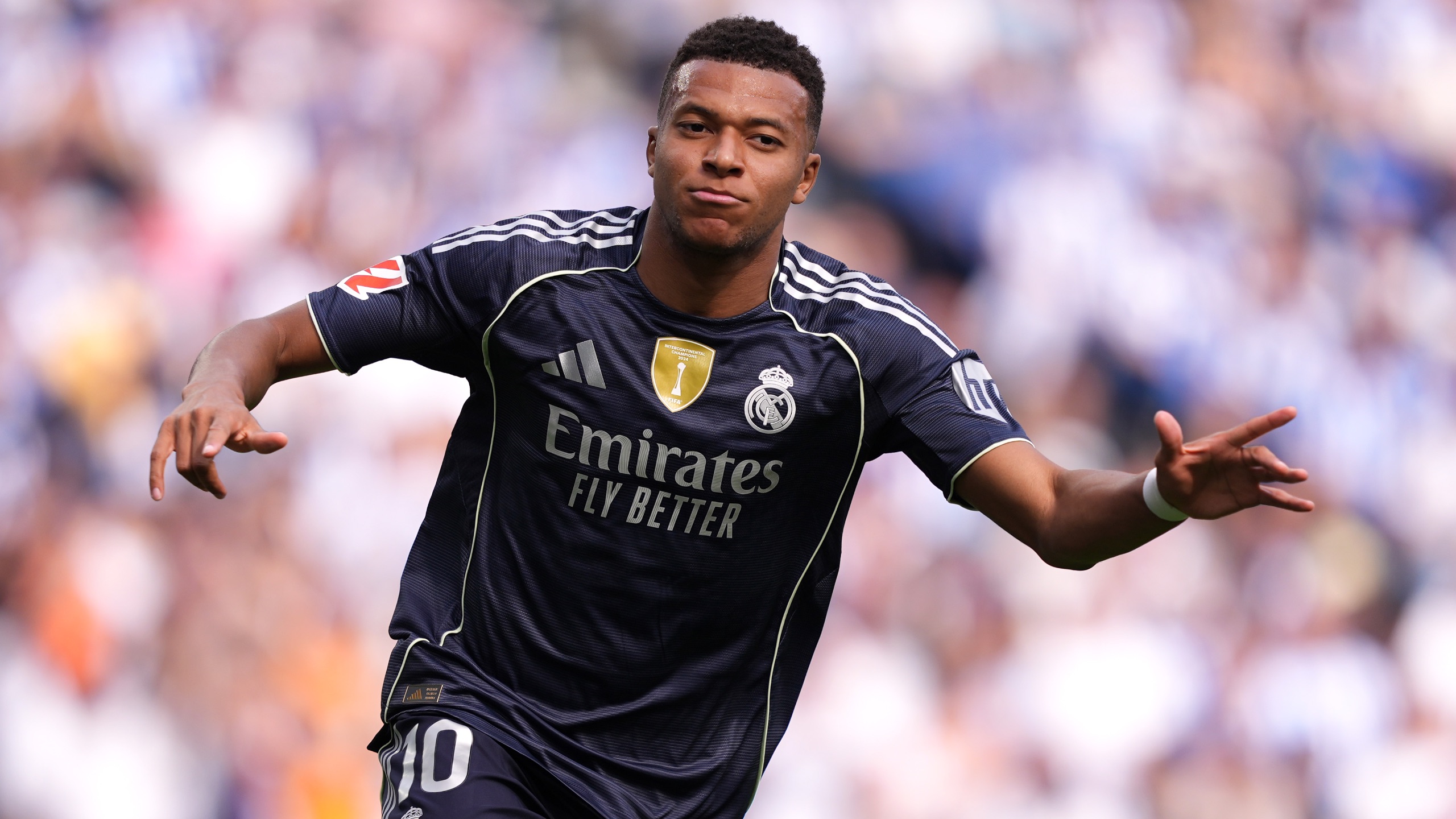 足球英超球队内部录像流出，球员争吵曝光（英超球队内部视频泄露，球员争执画面曝光）