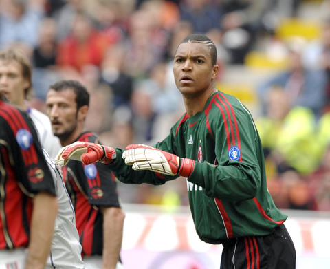 国足未来第一左后卫：华裔球星90万欧转会费登陆波兰联赛！